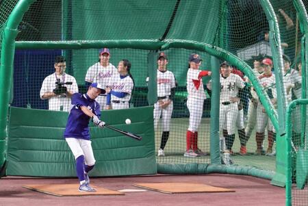 　打撃練習で柵越えを連発するイチロー氏