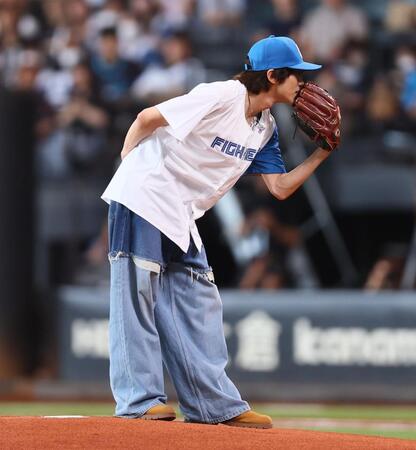 　ファーストピッチセレモニーに登場したＷＩＬＤ　ＢＬＵＥ・山下幸輝（撮影・中島達哉）