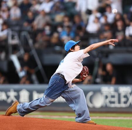 　ファーストピッチセレモニーで投球するＷＩＬＤ　ＢＬＵＥ・山下幸輝（撮影・中島達哉）