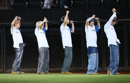 　試合前、ミニライブパフォーマンスを披露するＷＩＬＤ　ＢＬＵＥ（撮影・中島達哉）