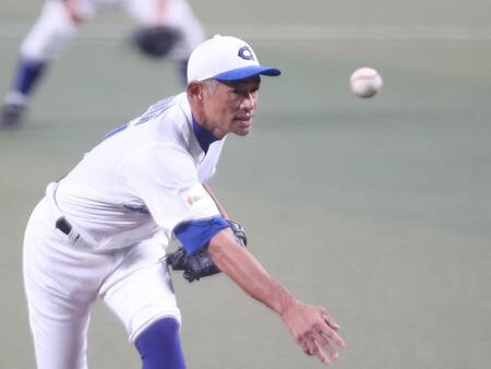 　力投する先発投手のＫＯＢＥ　ＣＨＩＢＥＮ・イチロー氏（撮影・中田匡峻）