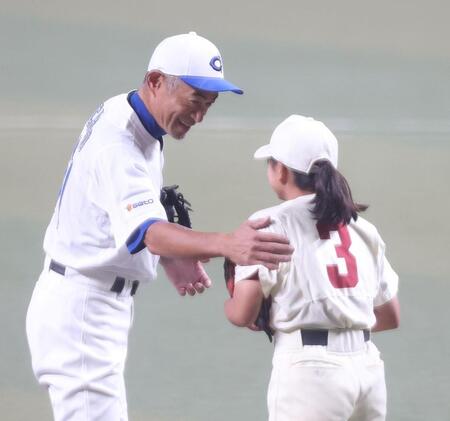 　始球式を務めた副島羽加さん（右）と笑顔で言葉を交わすＫＯＢＥ　ＣＨＩＢＥＮ・イチロー氏（撮影・中田匡峻）