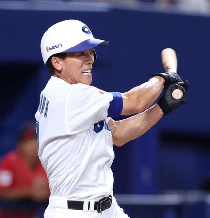 　１回、中前打を放つＫＯＢＥ　ＣＨＩＢＥＮ・松井稼頭央氏（撮影・中田匡峻）