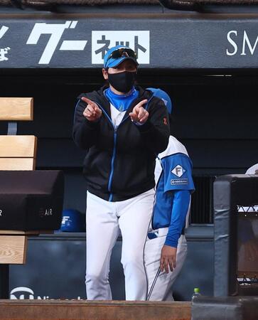 日本ハム・新庄監督のリクエスト成功で代走・小森がけん制タッチアウト　楽天・三木監督が渋い表情　リプレー検証で判定が覆る