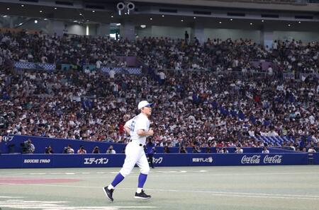 　３回裏に先制３ランを放ったＫＯＢＥ　ＣＨＩＢＥＮ・松井秀喜氏は大歓声を浴びながら４回の守備に向かう（撮影・中田匡峻）