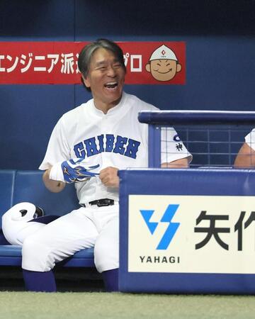 　３回、先制３ランを放ち、ベンチで笑顔を見せるＫＯＢＥ　ＣＨＩＢＥＮ・松井秀喜氏
