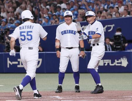 　３回、先制３ランを放ったＫＯＢＥ　ＣＨＩＢＥＮ・松井秀喜氏（左）を笑顔で出迎えるイチロー氏と松坂大輔氏（中）