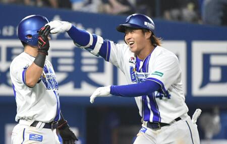 　中日戦の９回、石上（右）は右中間にプロ初本塁打を放ち、笑顔を見せる＝２９日