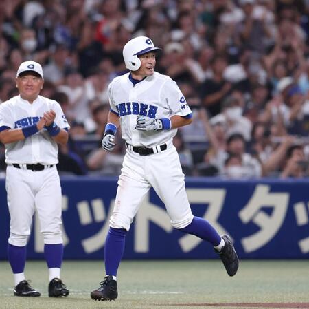 　３回、松井秀喜氏の先制３ランの打球を見ながら、ゆっくりと本塁に向かうＫＯＢＥ　ＣＨＩＢＥＮの二走・イチロー氏（撮影・中田匡峻）