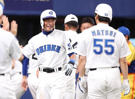 　３回、先制３ランを放った松井秀喜氏（５５）に笑顔を見せるＫＯＢＥ　ＣＨＩＢＥＮ・イチロー氏（撮影・中田匡峻）