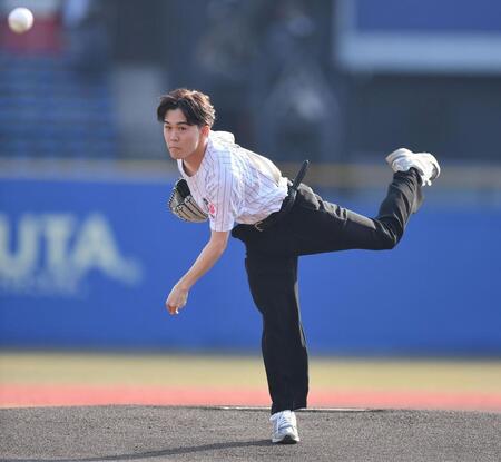 【写真】えっマジ！投球フォームかっこよすぎやん！始球式を務める鈴木福