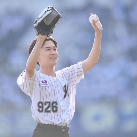 　始球式を務めスタンドの拍手に応える鈴木福（撮影・開出牧）