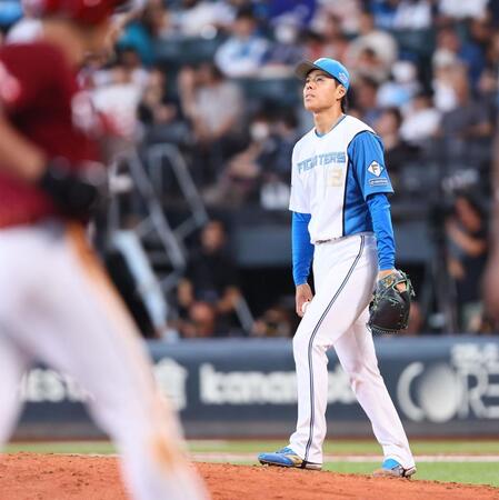 　１１回、中島（左）に先制ソロを浴びる杉浦（撮影・中島達哉）