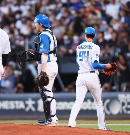 　７回途中で降板する福島（右）＝撮影・中島達哉