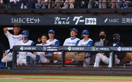 　１１回、五十幡が二直併殺で試合終了となり、ベンチから見つめる新庄監督（右）ら日本ハムナイン（撮影・中島達哉）