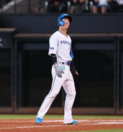 　１１回、五十幡が二直に倒れ、塁を飛び出していた三走・矢沢もアウトになった（撮影・中島達哉）