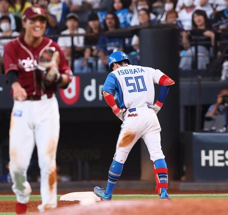 　１１回、二直併殺に倒れ、肩を落とす五十幡（撮影・中島達哉）