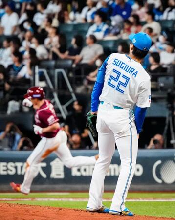 　１１回、中島（奥）に先制ソロを浴びた杉浦