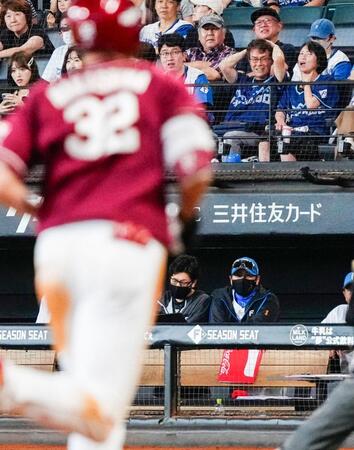 　１１回、中島（手前）に決勝打となる先制ソロを浴び、肩を落とす新庄監督