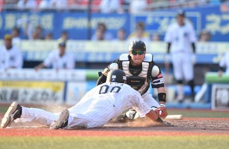 　２回、高部の左前打で二塁からホームに滑り込む池田（手前）の生還を阻止する嶺井（撮影・開出牧）