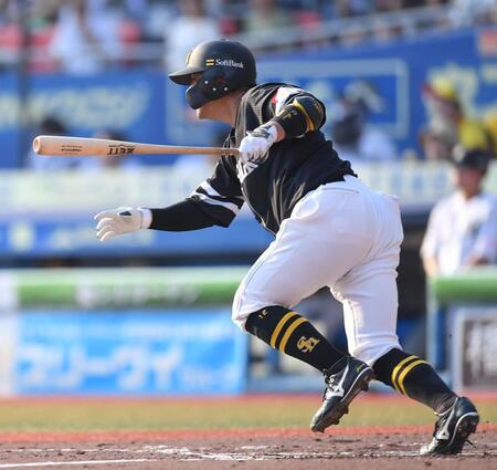 　２回、先制の中前適時打を放つ嶺井（撮影・開出牧）