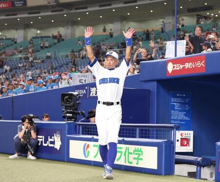 　スタンドに手を振り、引き揚げるイチロー氏（撮影・中田匡峻）