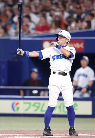 　７回、打席に立つＫＯＢＥ　ＣＨＩＢＥＮ・イチロー氏（撮影・中田匡峻）