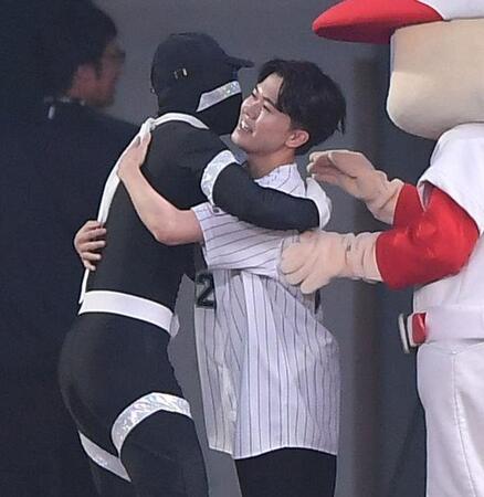 　ダッシュマンレースに敗れたが、ダッシュマン（左）と抱き合う鈴木福（撮影・開出牧）