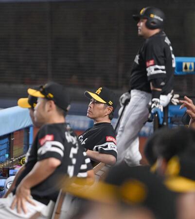 　９回の攻撃前に１点ビハインドのスコアボードを見つめる小久保監督（中央）。右後方は山川（撮影・開出牧）