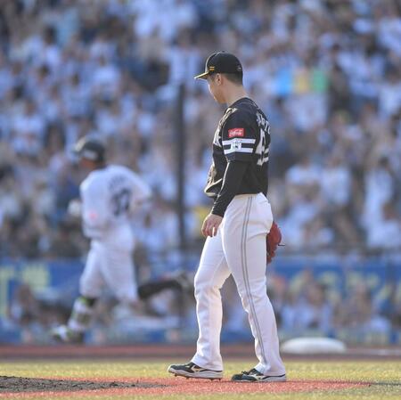 　２回、佐藤（後方）に右越え同点ソロを打たれた松本晴（撮影・開出牧）