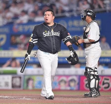 　７回、空振り三振に倒れた山川。捕手・佐藤（撮影・開出牧）