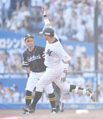 　２回、同点の右越えソロを放ちポーズを決める佐藤（撮影・開出牧）