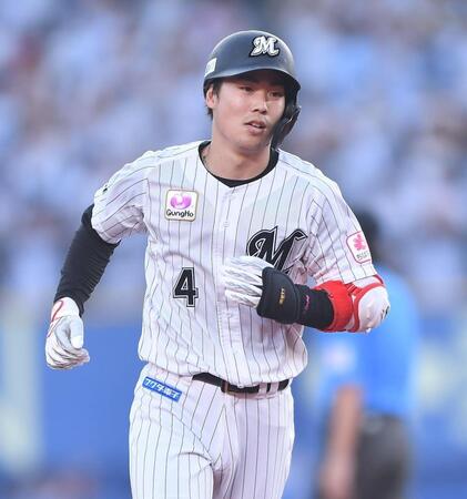 　４回、プロ初本塁打となる左越えソロを放ちベースを回る友杉（撮影・開出牧）