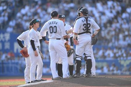 　２回、嶺井に先制の中前適時打を打たれた小島（中央）の元に集まるロッテナイン（撮影・開出牧）