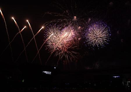 　試合後に打ち上げられたＺＯＺＯマリンスタジアムの夏空を彩る花火（撮影・開出牧）