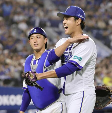 　６回表終了、笑顔でベンチに戻る藤浪（右）と松尾