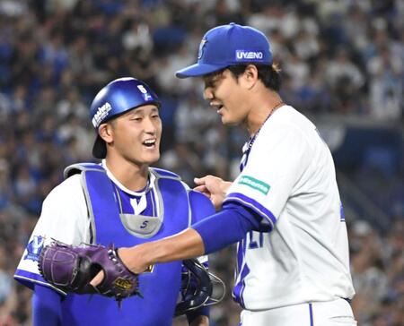 　５回まで無失点に抑え、松尾（左）と抱き合う藤浪（撮影・佐藤厚）