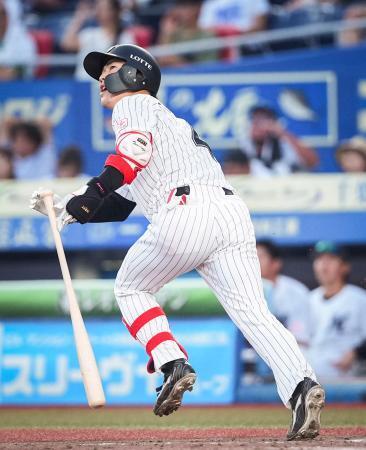 　４回ロッテ１死、友杉が左越えに本塁打を放つ＝ＺＯＺＯマリン