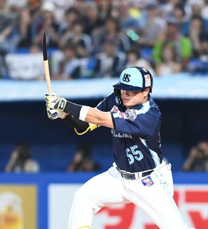 　４回、左前適時打を放った村上（撮影・園田高夫）