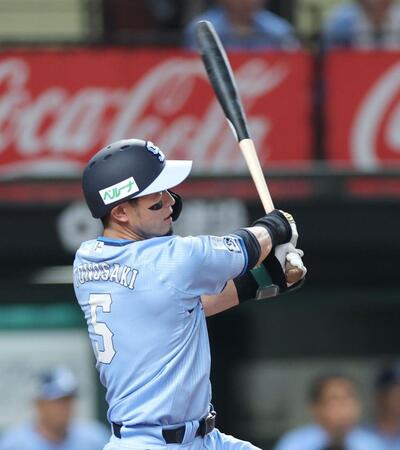　５回、左越えに適時二塁打を放つ外崎（撮影・西岡正）