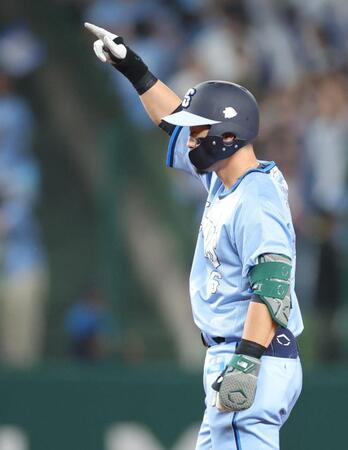 　５回、適時二塁打を放ち、ベンチへ向かって手を上げる外崎（撮影・西岡正）