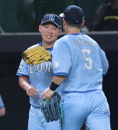 　６回、ピンチをしのぎ、外崎（右）とタッチを交わす山田（撮影・西岡正）