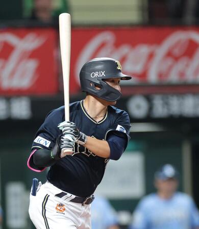 　５回、右前適時打を放つ西川（撮影・西岡正）