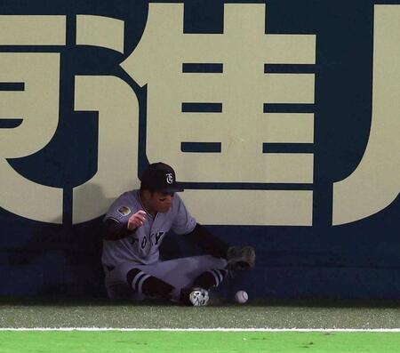 　７回、若林は森下の打球をキャッチするもフェンスに激突し落球する（撮影・山口登）