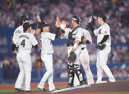 　ソフトバンクに連勝しタッチを交わすロッテナイン（撮影・開出牧）