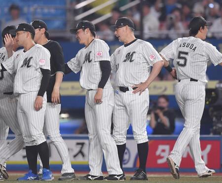 　ソフトバンクに連勝しナインとタッチを交わす吉井監督（右から２人目）＝撮影・開出牧