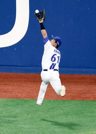 　４回、ボスラーの中飛を好捕する蝦名