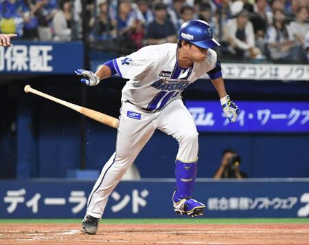 　５回、藤浪は投前に送りバントを決める（撮影・佐藤厚）