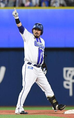 　７回、藤浪の代打・宮崎は左線に適時二塁打を放ち、ガッツポーズを見せる（撮影・佐藤厚）