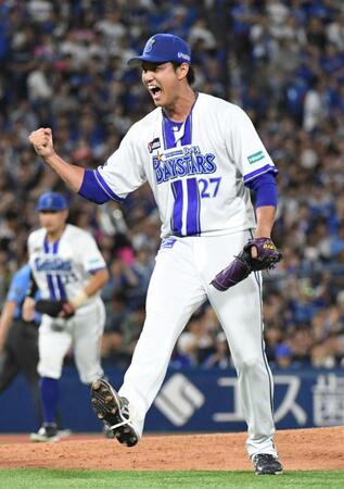 　６回、板山を空振り三振に仕留め、ガッツポーズする藤浪（撮影・佐藤厚